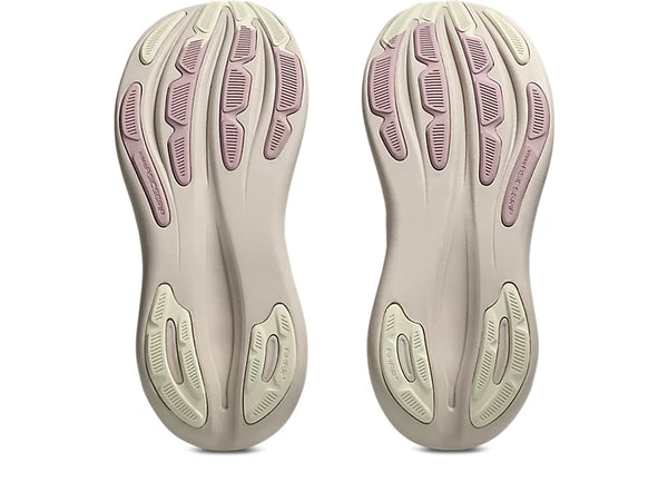 Light beige and pink rubber is used on the outsole of this shoe. 
