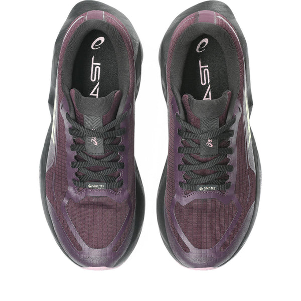 Black laces are used on this shoe.