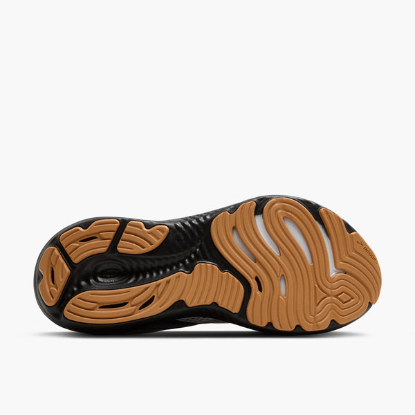 Tan rubber is used on the outsole of the shoe which contrasts the black midsole. 