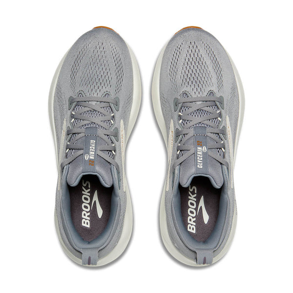 Grey laces and insoles are used to match the upper of the shoe. 