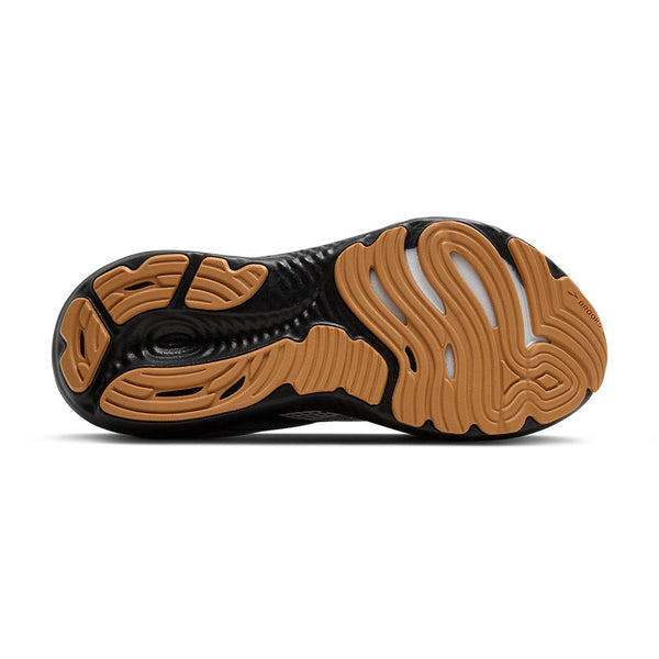 Tan rubber is used on the outsole of the shoe which contrasts the black midsole. 