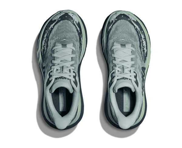 Light blue laces are used to match the base color of the upper. 