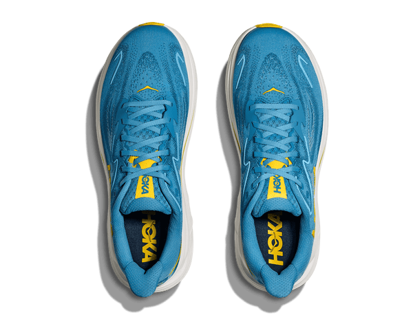Sky blue laces are used to match the upper of this shoe. 