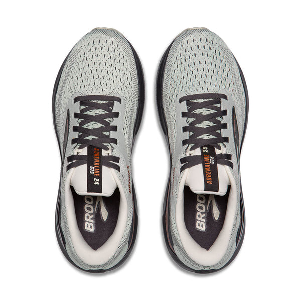 Black laces are used on this shoe which contrast the lighter upper. 