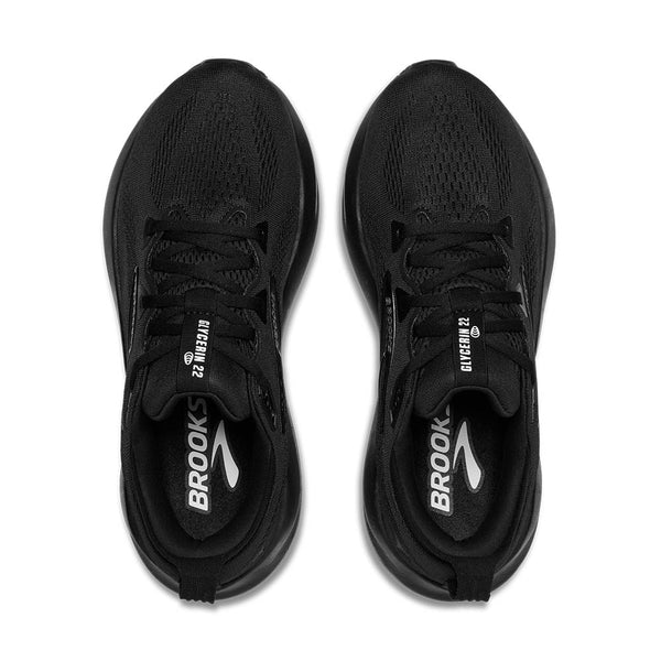Black laces and insoles are used to match the rest of the shoe. 