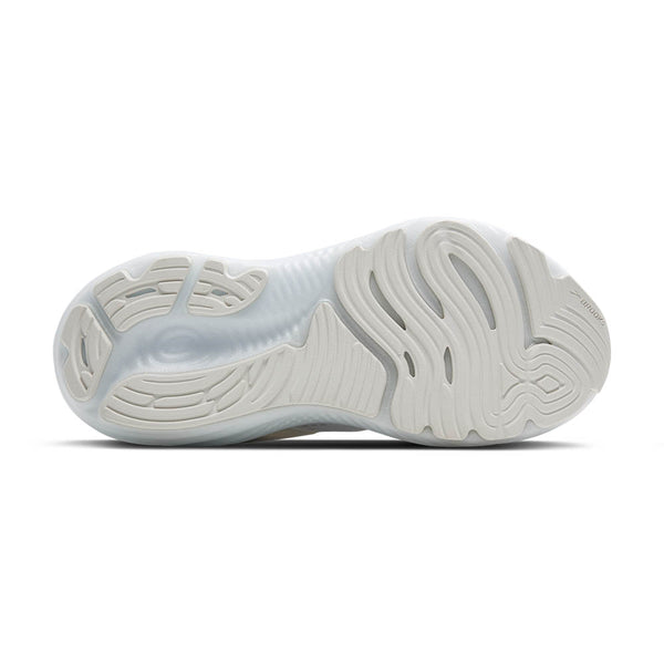 Off white rubber on the outsole just barley stands out against the bright white midsole. 