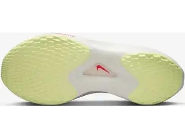 sole view of womens zoom fly 5