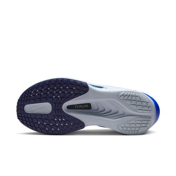 You can see the flyplate imbedded in the middle of the shoe from the bottom view. 