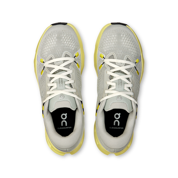 The white laces on this running shoe make pop and match the ret of the shoe very well.