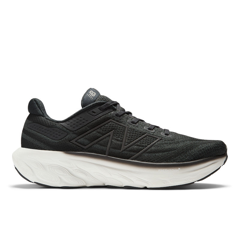 The lateral side of the men's NB 1080 v13 has an all black upper with an black logo and white midsole