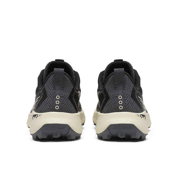 The heel area of the Women's Peregrine 15 has 3 dots representing Saucony on the back.