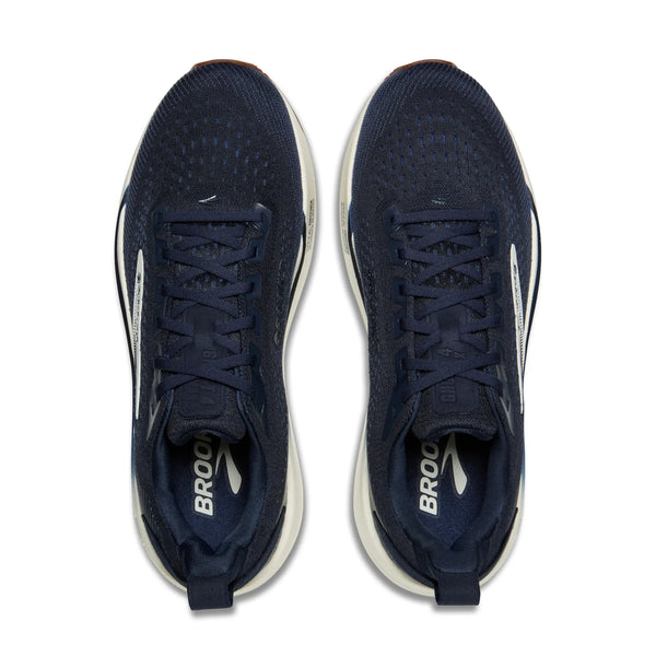 Navy laces are used to match the upper