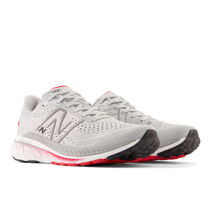 The light aluminum color of the Men's 860 V13 has a very fashion look