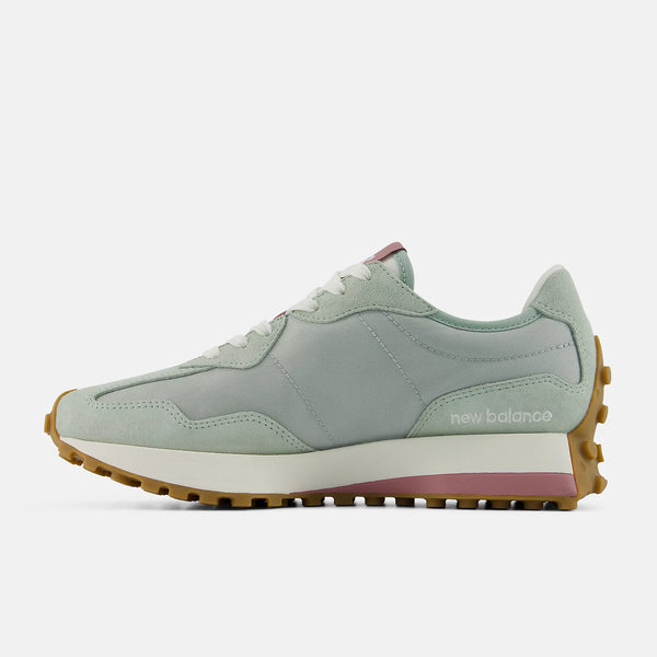The medial sidee of this NB shoe does not have a big logo.