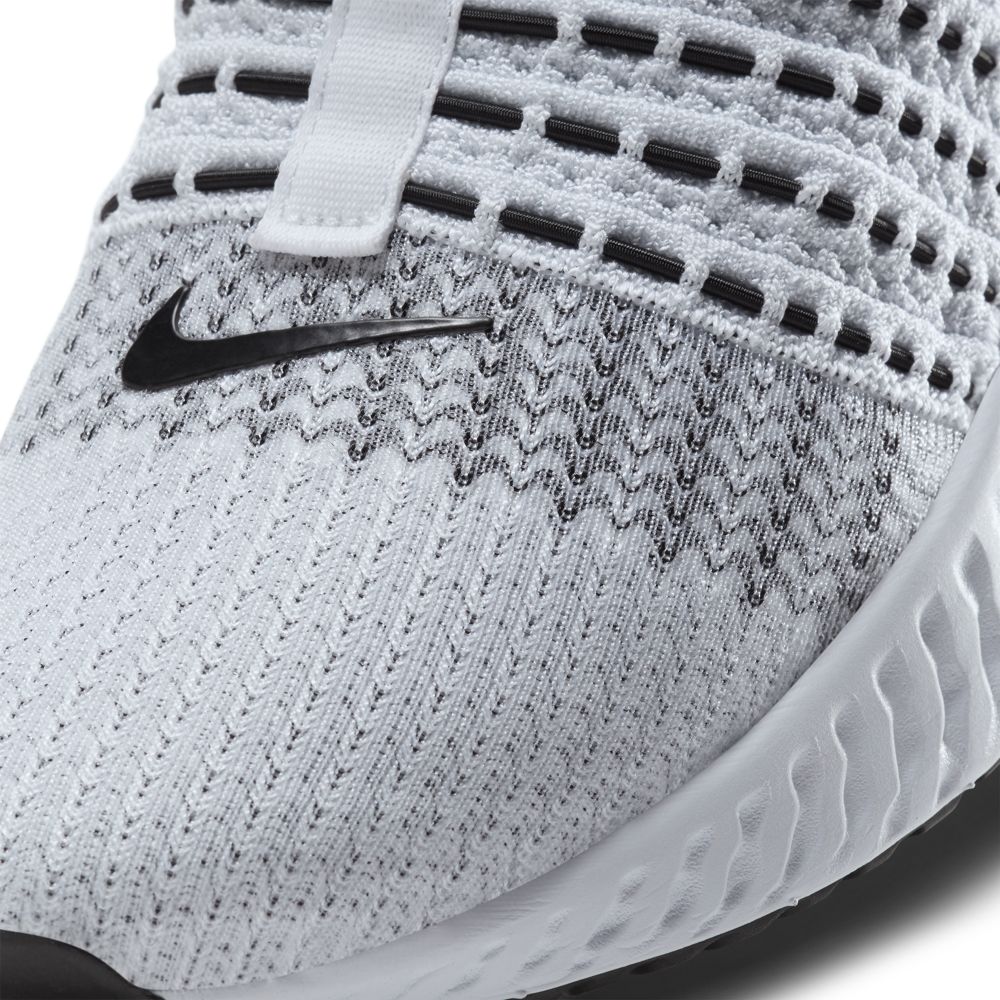 The weave of the Flyknit incorporates both a back and white threads together