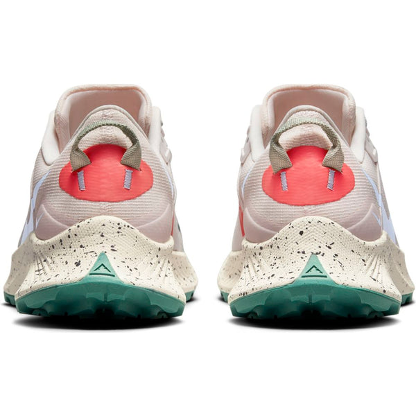 The heel of these running shoes have a pull tab and a peach colored circle.