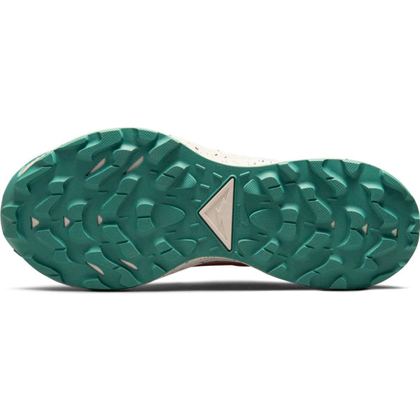 The outsole of the pegasus trail has lugs for breaking and traction.