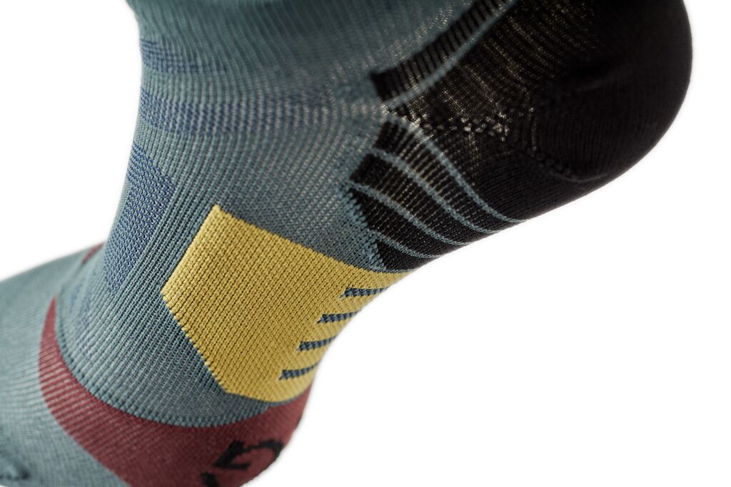 Zoomed in view of the arch compression on the Men's ON Low Sock in the color shadow mulberry