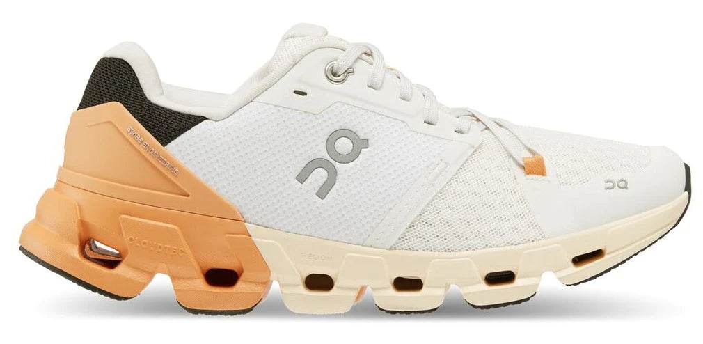 Lateral view of the Women's ON Cloudflyer 4 in White/Copper