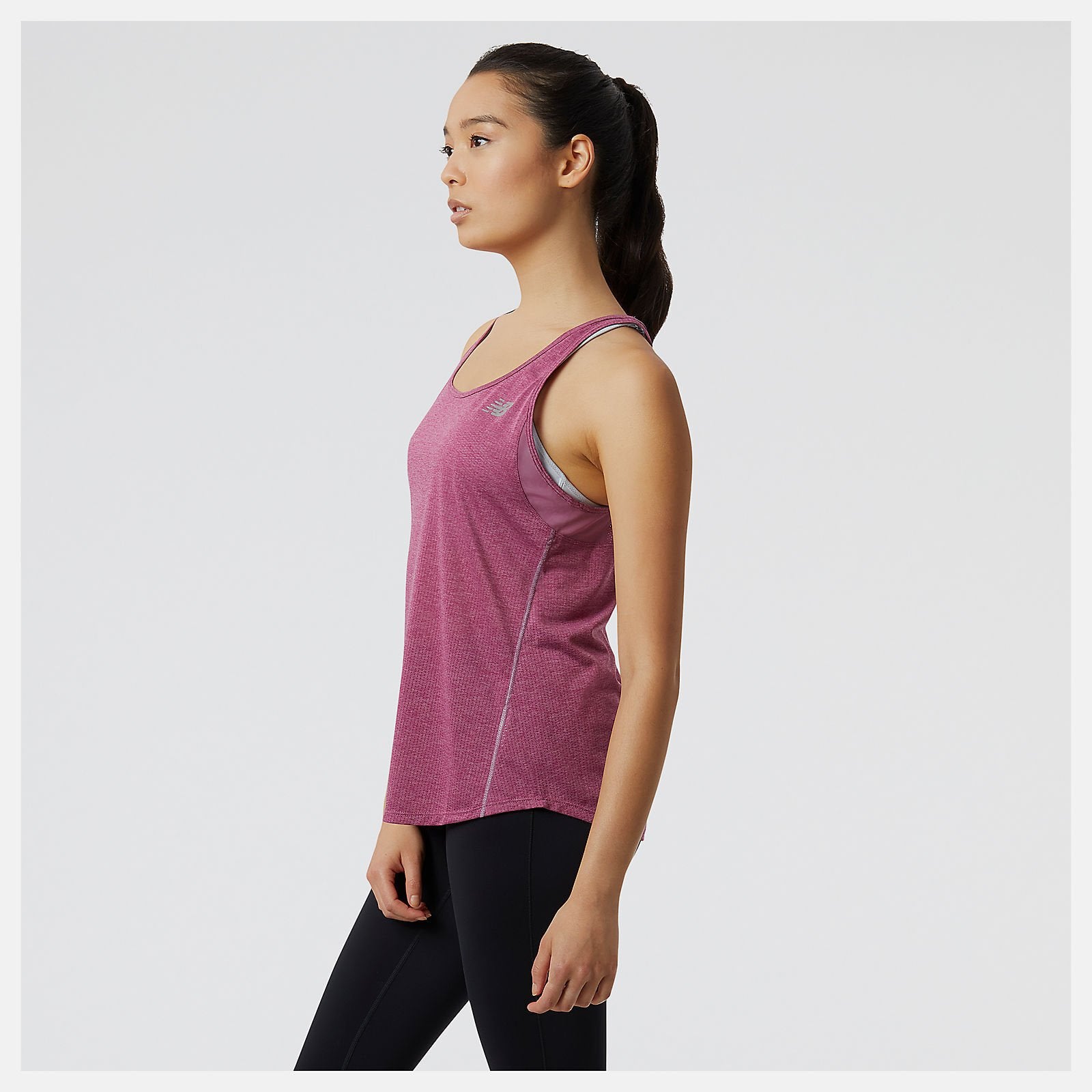 The Impact Run Tank was designed for impressive cooling and breathability throughout your run. This women's workout tank top features a lightweight mesh fabric with fast-drying NB ICEx technology to help you feel cool and comfortable. Plus, reflective branding and piping adds a stylish touch.