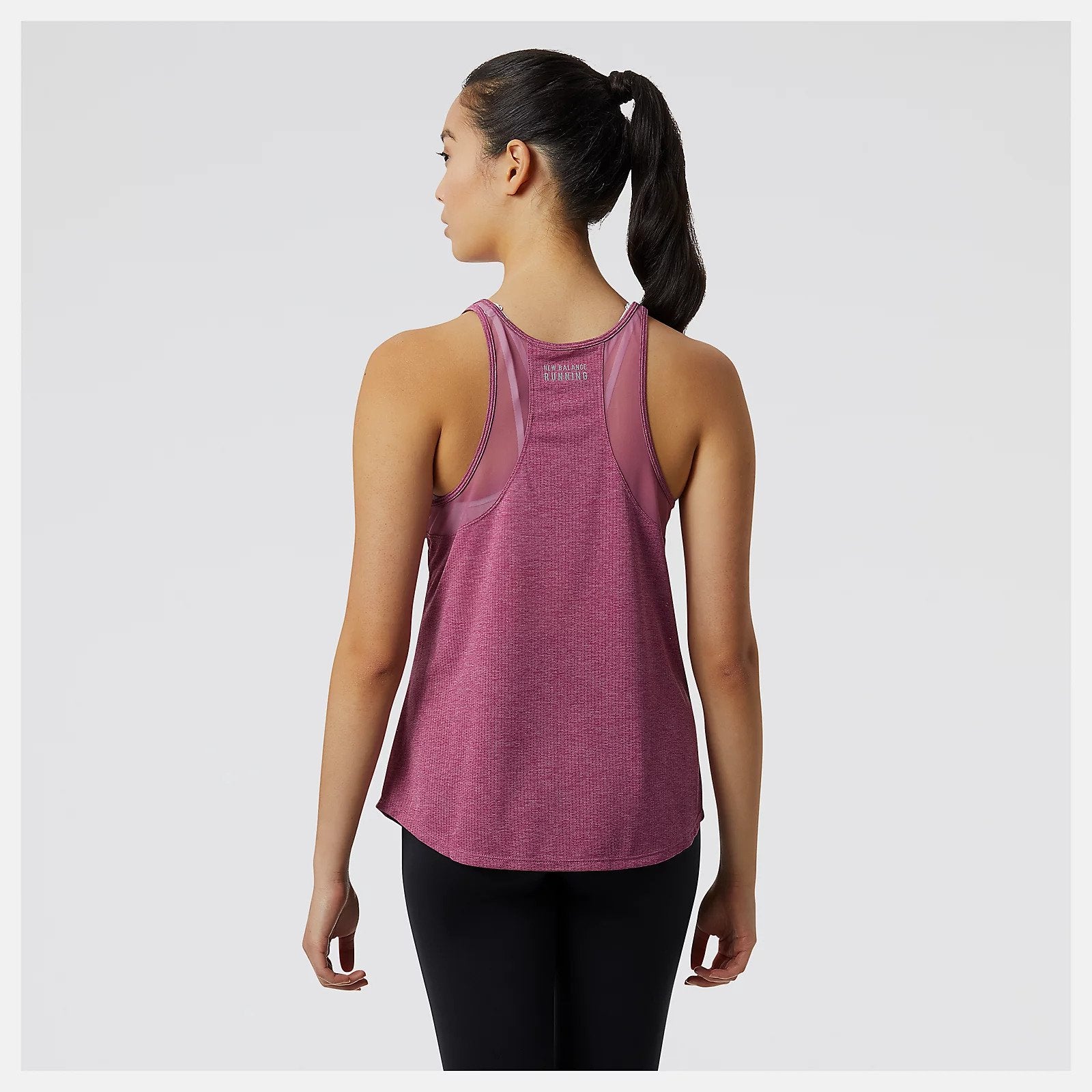 The Impact Run Tank was designed for impressive cooling and breathability throughout your run. This women's workout tank top features a lightweight mesh fabric with fast-drying NB ICEx technology to help you feel cool and comfortable. Plus, reflective branding and piping adds a stylish touch.