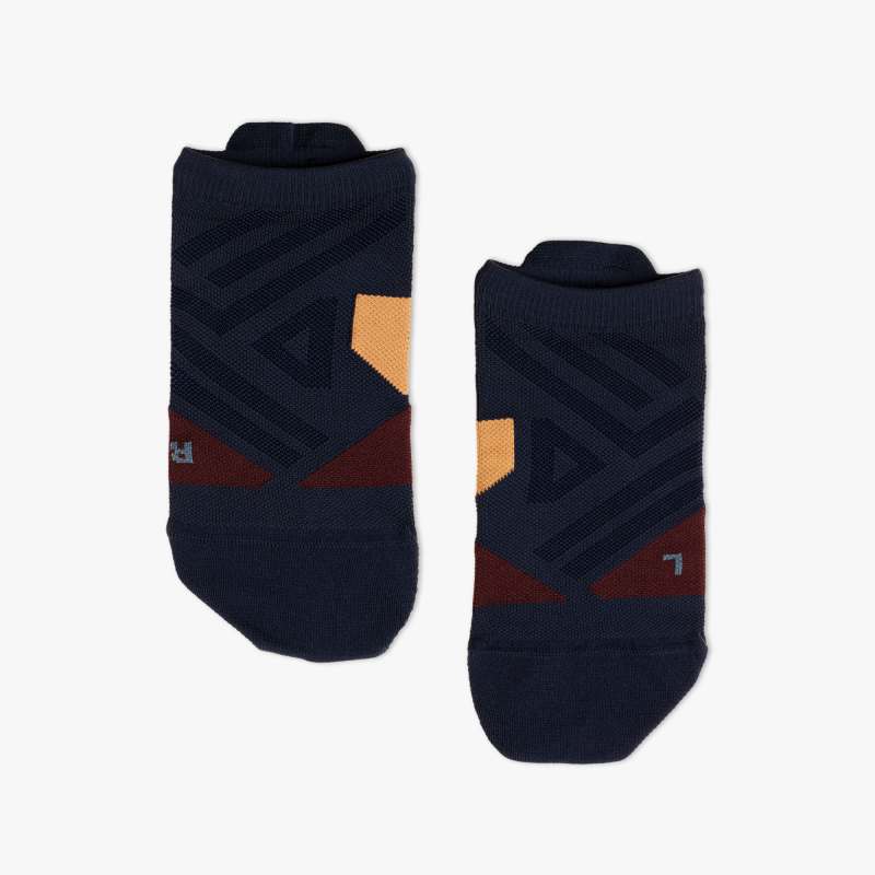 Top view of the women's ON low sock in the color midnight tan showing the "left and right" sock.