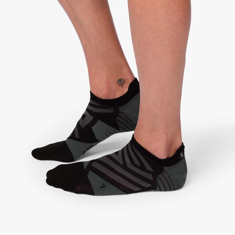 Lateral view of the Men's ON low sock in the color black shadow