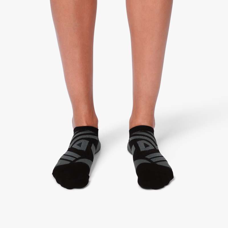 Front view of the Women's ON Low Sock in the color black shadow