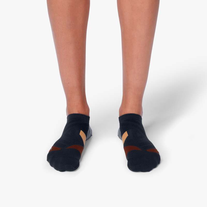 Top view of the women's ON low sock in the color midnight tan