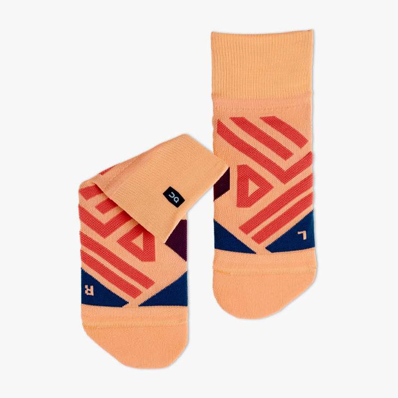 Top view of the Women's ON Mid Sock showing the "left and right" in the color coral navy