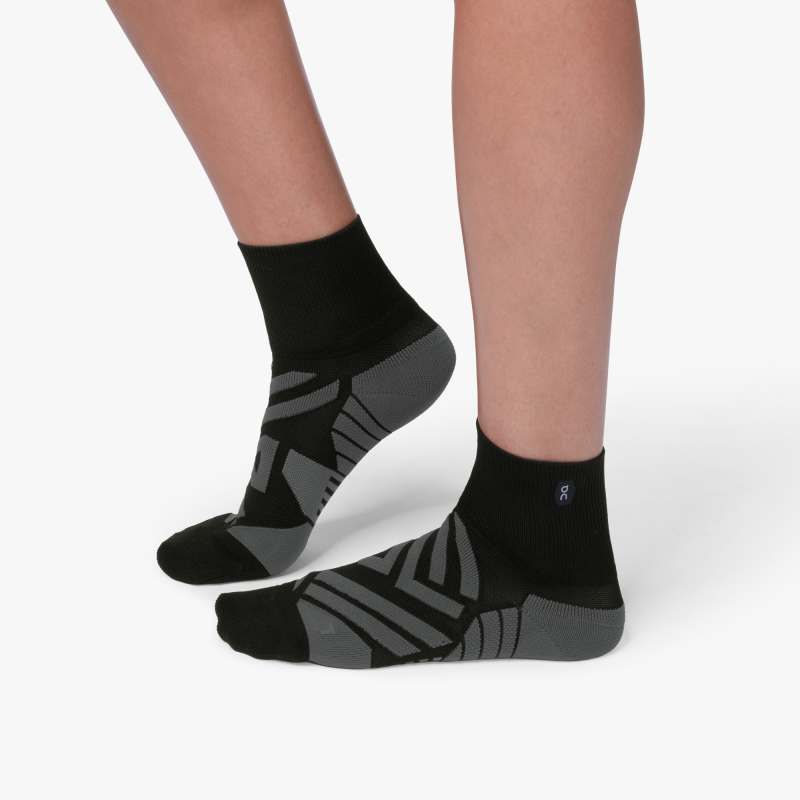 Side view of the women's ON Mid Sock in the color black shadow