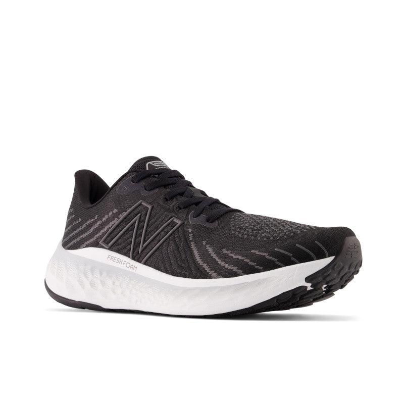 Front angled view of the Men's Vongo 5 by New Balance in the color Black/Phantom/Steel